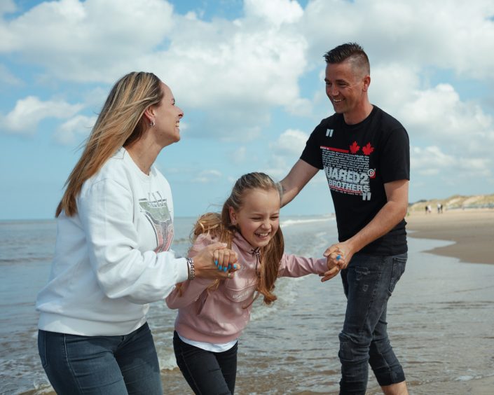 fotoshoot met het gezin op het strand van egmond