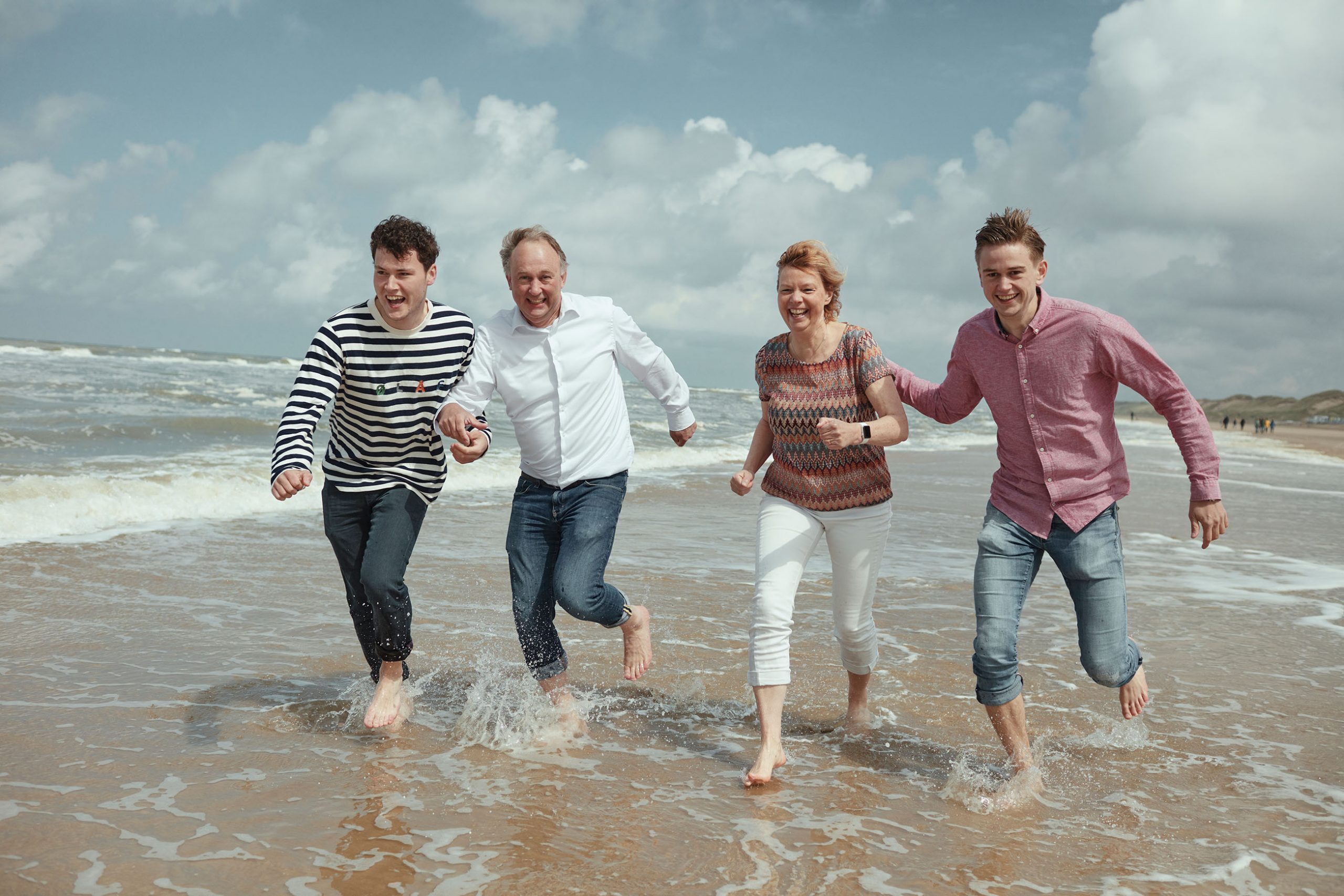 familie foto's laten maken op het strand van Egmond