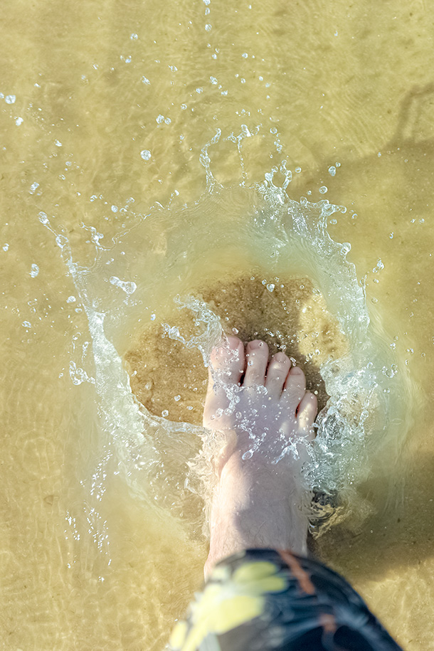 pootje baden op het strand tijdens een fotoshoot